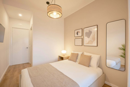 Bedroom in a 9-Bedroom Apartment in Rua Marquês da Fronteira, Lisbon - Room 9 - Gallery - 2