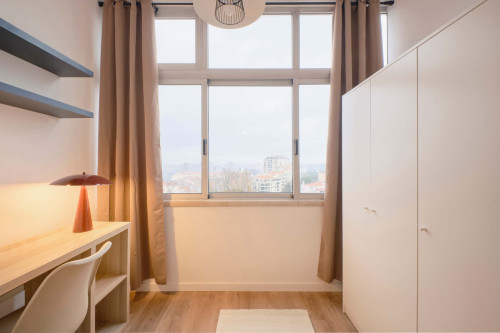 Bedroom in a 9-Bedroom Apartment in Rua Marquês da Fronteira, Lisbon - Room 9 - Gallery - 3