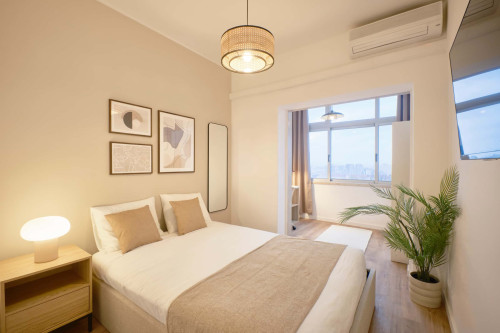 Bedroom in a 9-Bedroom Apartment in Rua Marquês da Fronteira, Lisbon - Room 9 - Gallery - 9