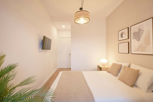 Bedroom in a 9-Bedroom Apartment in Rua Marquês da Fronteira, Lisbon - Room 9 - Gallery - 4