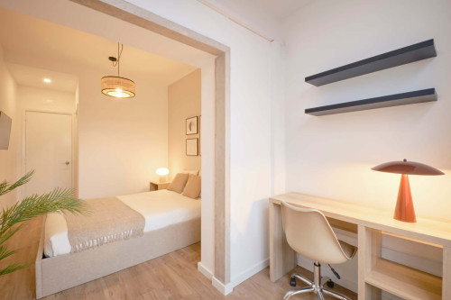 Bedroom in a 9-Bedroom Apartment in Rua Marquês da Fronteira, Lisbon - Room 9