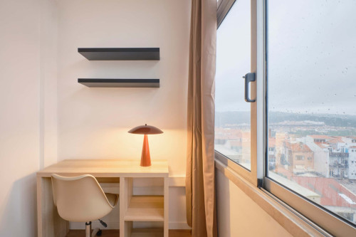 Bedroom in a 9-Bedroom Apartment in Rua Marquês da Fronteira, Lisbon - Room 9 - Gallery - 7