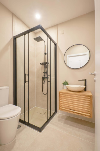 Bedroom in a 9-Bedroom Apartment in Rua Marquês da Fronteira, Lisbon - Room 9 - Gallery - 10