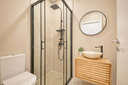 Bedroom in a 9-Bedroom Apartment in Rua Marquês da Fronteira, Lisbon - Room 9 - Gallery - 5
