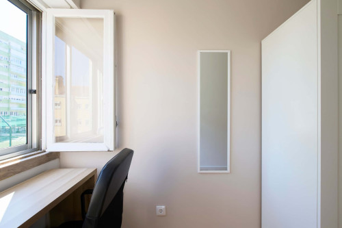 Bedroom in a 10-Bedroom Apartment in Avenida Estados Unidos da América, Lisbon - Room 1 - Gallery - 2