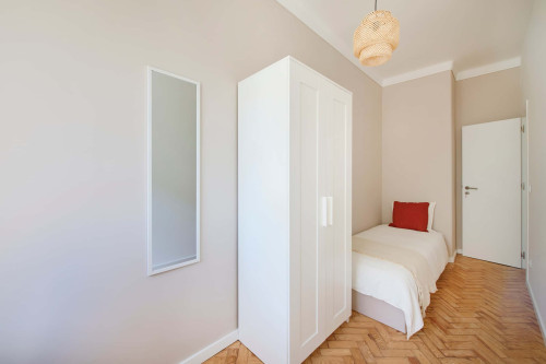 Bedroom in a 10-Bedroom Apartment in Avenida Estados Unidos da América, Lisbon - Room 1 - Gallery - 3