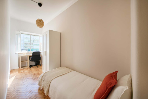 Bedroom in a 10-Bedroom Apartment in Avenida Estados Unidos da América, Lisbon - Room 1