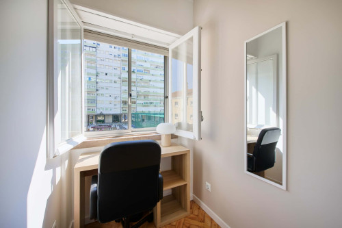 Bedroom in a 10-Bedroom Apartment in Avenida Estados Unidos da América, Lisbon - Room 2 - Gallery - 2