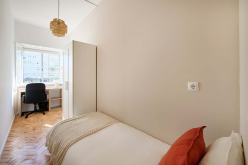 Bedroom in a 10-Bedroom Apartment in Avenida Estados Unidos da América, Lisbon - Room 2 - Gallery - 3