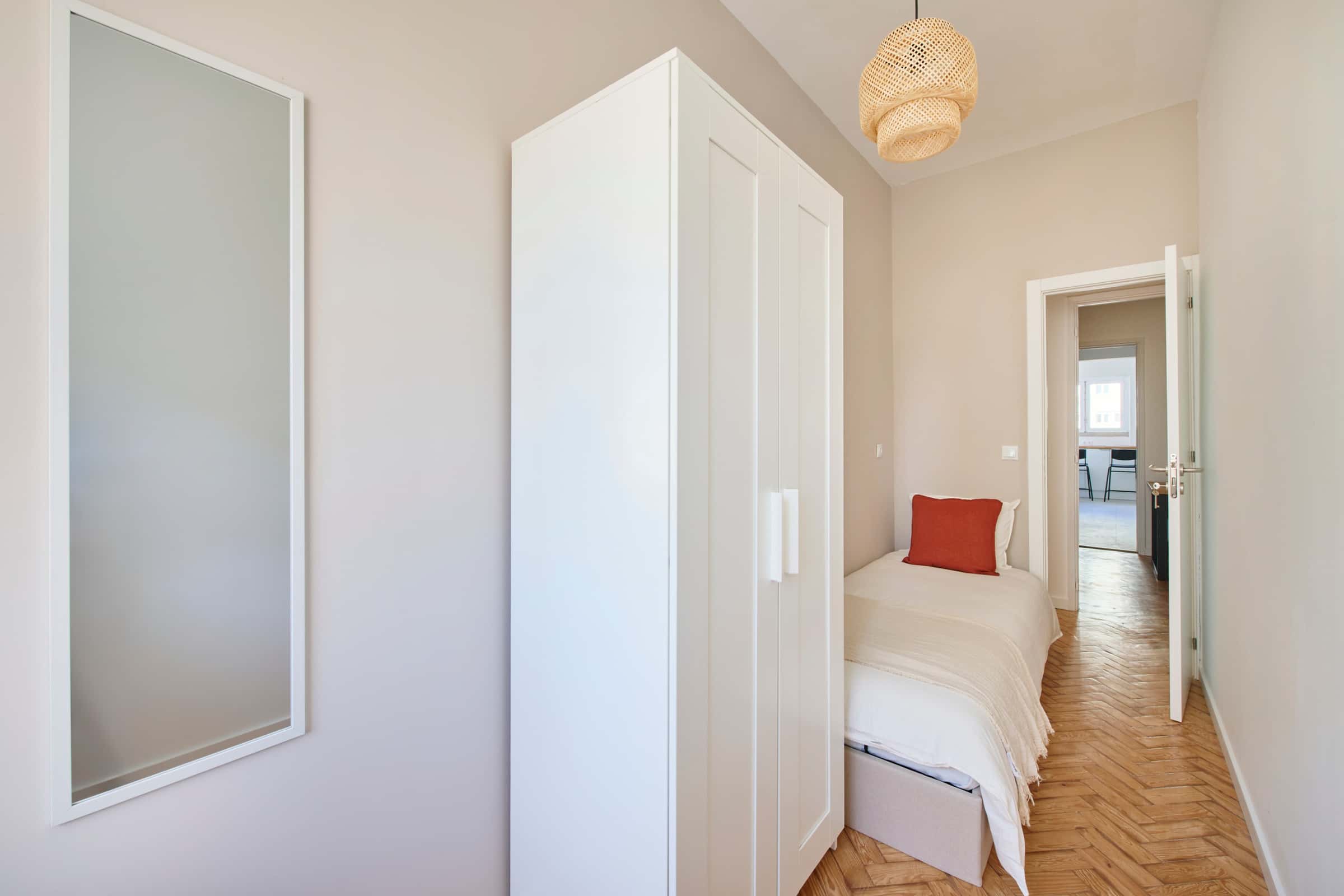 Bedroom In A 10-Bedroom Apartment In Avenida Estados Unidos Da América, Lisbon - Room 2 - 1