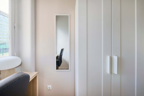 Bedroom in a 10-Bedroom Apartment in Avenida Estados Unidos da América, Lisbon - Room 5 - Gallery - 4