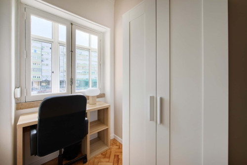 Bedroom in a 10-Bedroom Apartment in Avenida Estados Unidos da América, Lisbon - Room 5 - Gallery - 3