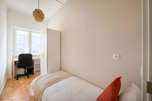 Bedroom in a 10-Bedroom Apartment in Avenida Estados Unidos da América, Lisbon - Room 5 - Gallery - 2