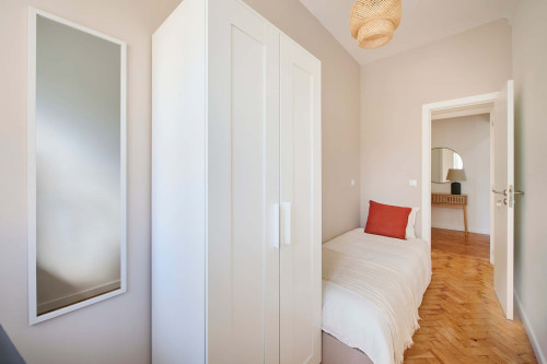 Bedroom in a 10-Bedroom Apartment in Avenida Estados Unidos da América, Lisbon - Room 5