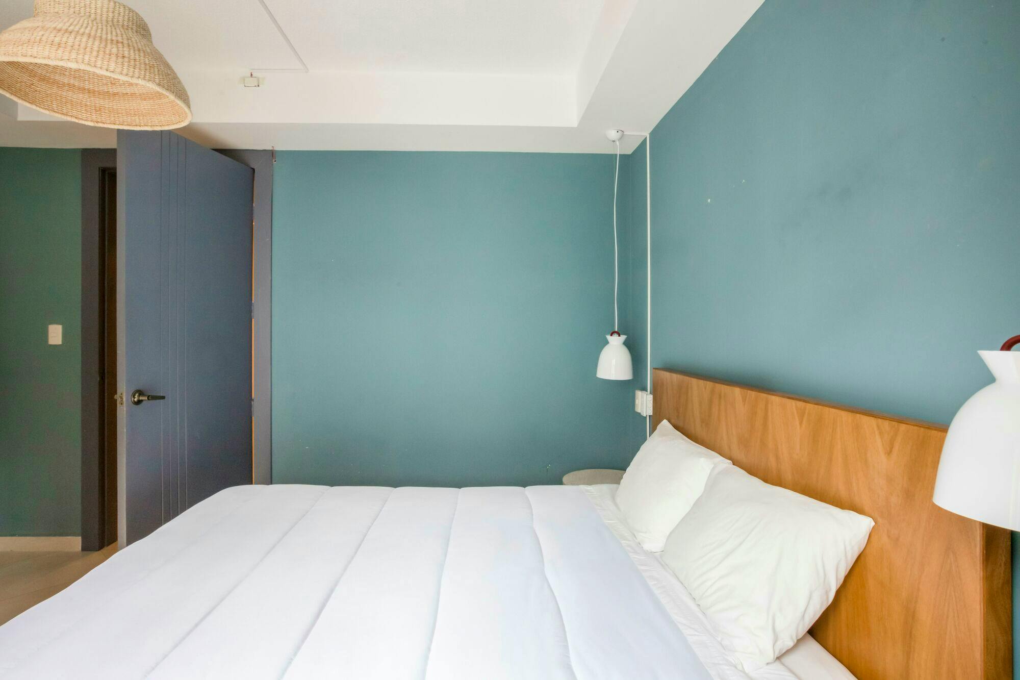 Private Room II - Vibrant Renovated Building w/ Rooftop Terrace + Coworking Apartment - Gallery - 3