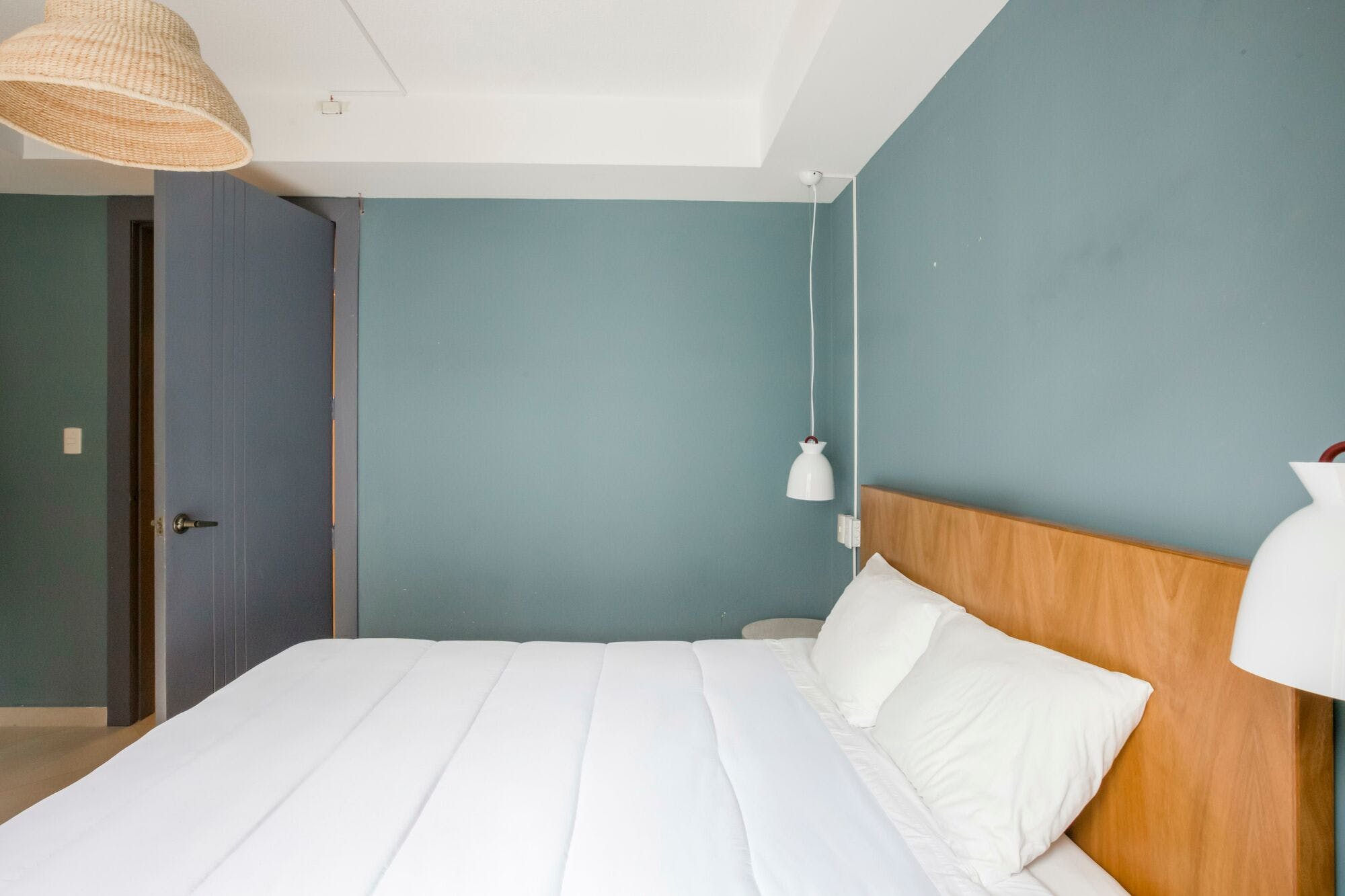 Private Room II - Vibrant Renovated Building w/ Rooftop Terrace + Coworking Apartment - Gallery - 1