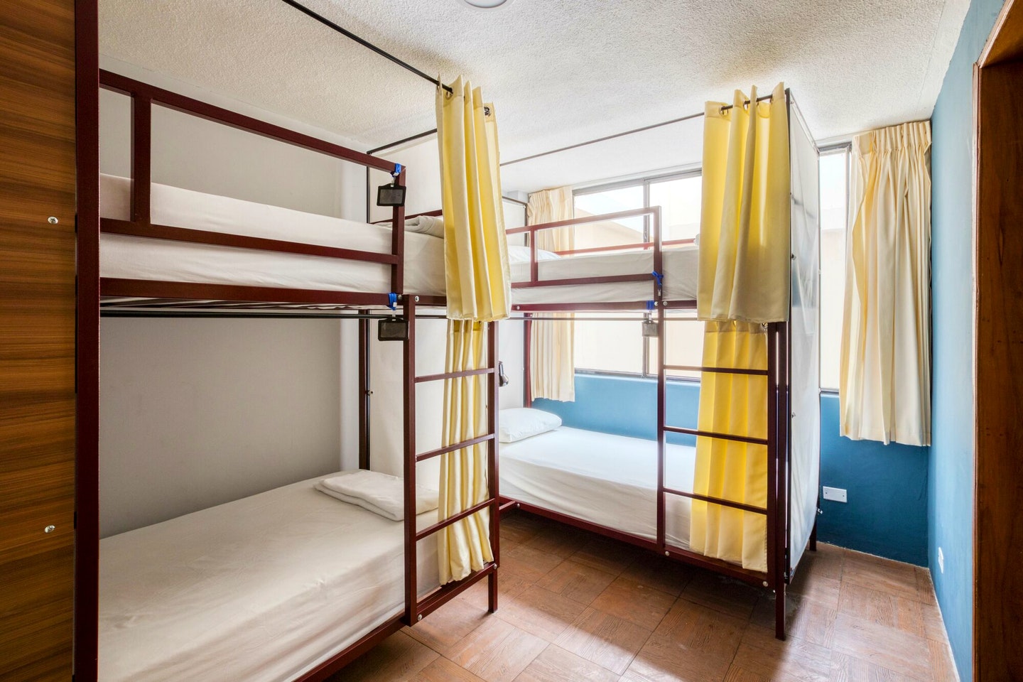 Bed In A 4-Bed Mixed Gender Room - Vibrant Renovated Building w/ Rooftop Terrace + Coworking Apartment - Gallery - 3