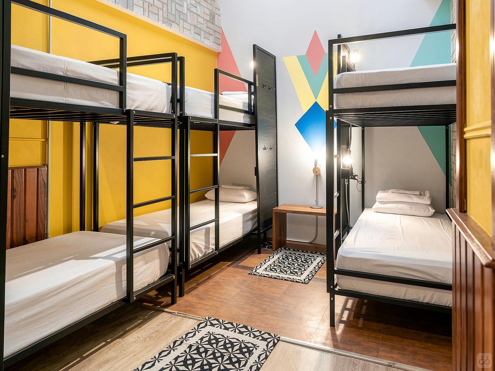Bed In A 4-Bed Mixed Gender Room - Vibrant Renovated Building w/ Rooftop Terrace + Coworking Apartment - Gallery - 17