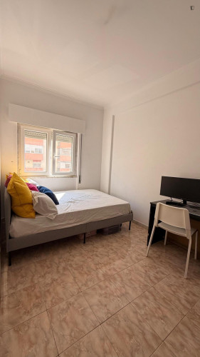 Comfy Double Bedroom close to Odivelas Metro
