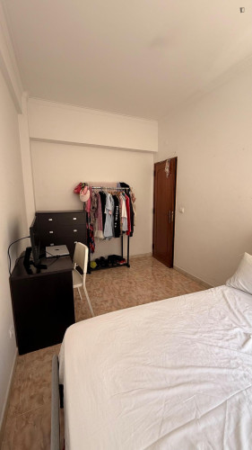 Comfy Double Bedroom close to Odivelas Metro - Gallery - 2