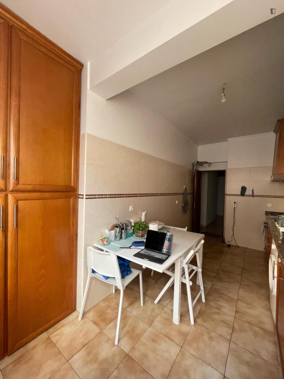 Comfy Double Bedroom Close To Odivelas Metro - 4