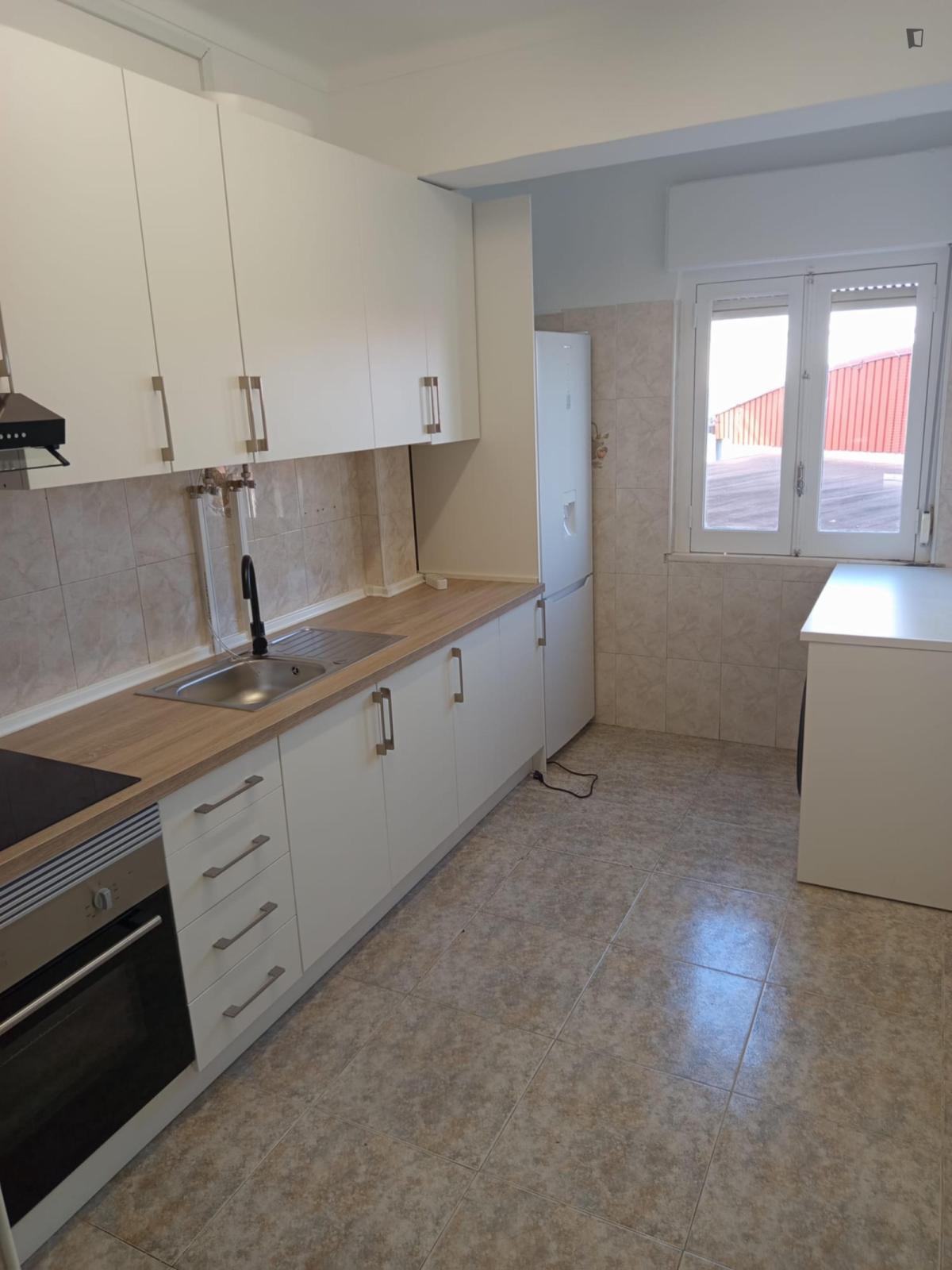 Prime Double Bedroom Close To Alhandra Train Station - 2
