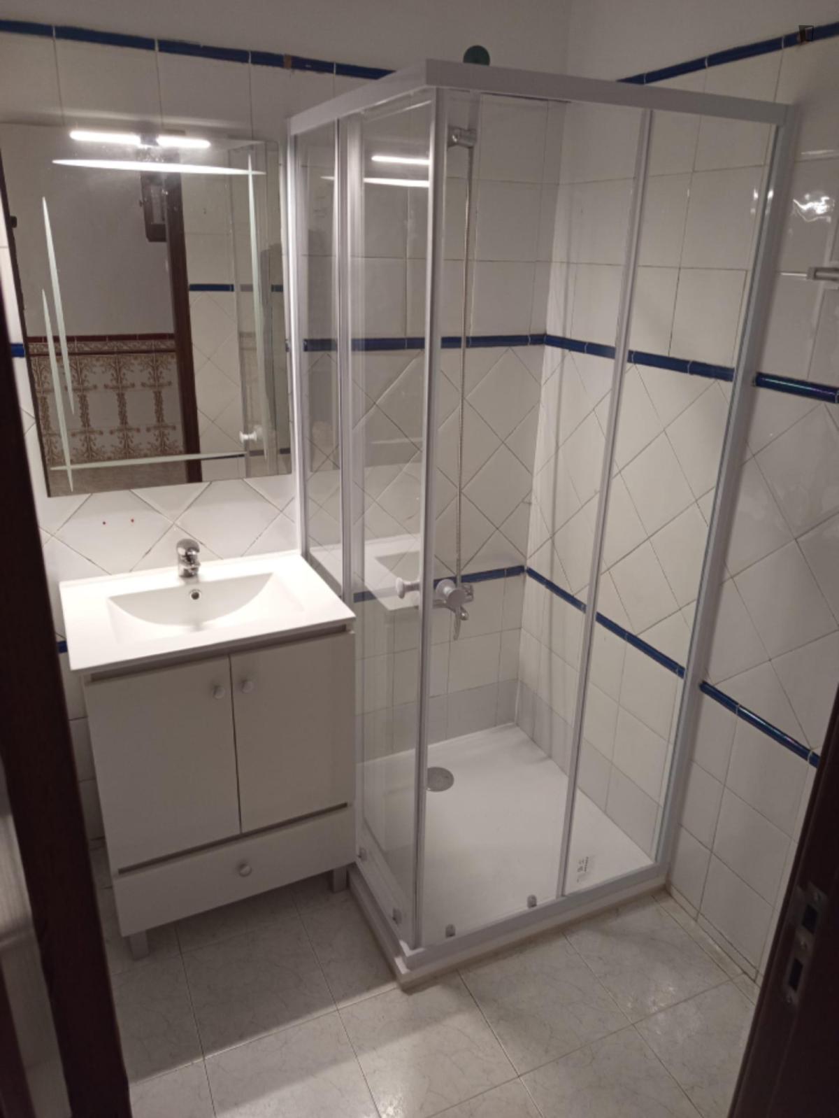 Prime Double Bedroom Close To Alhandra Train Station - 1