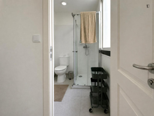 Prime Double Bedroom close to Arroios Metro - Gallery - 5
