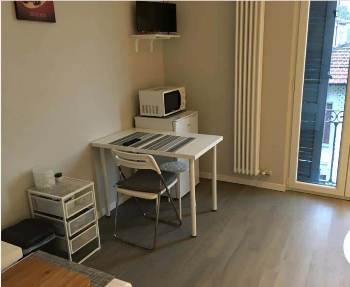 Stunning One-Bedroom Apartment Near Zara Metro Station - 8