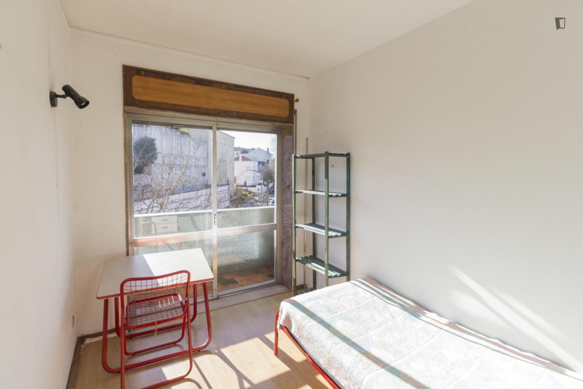 Nice Bedroom Not Too Far From FLUC - 20