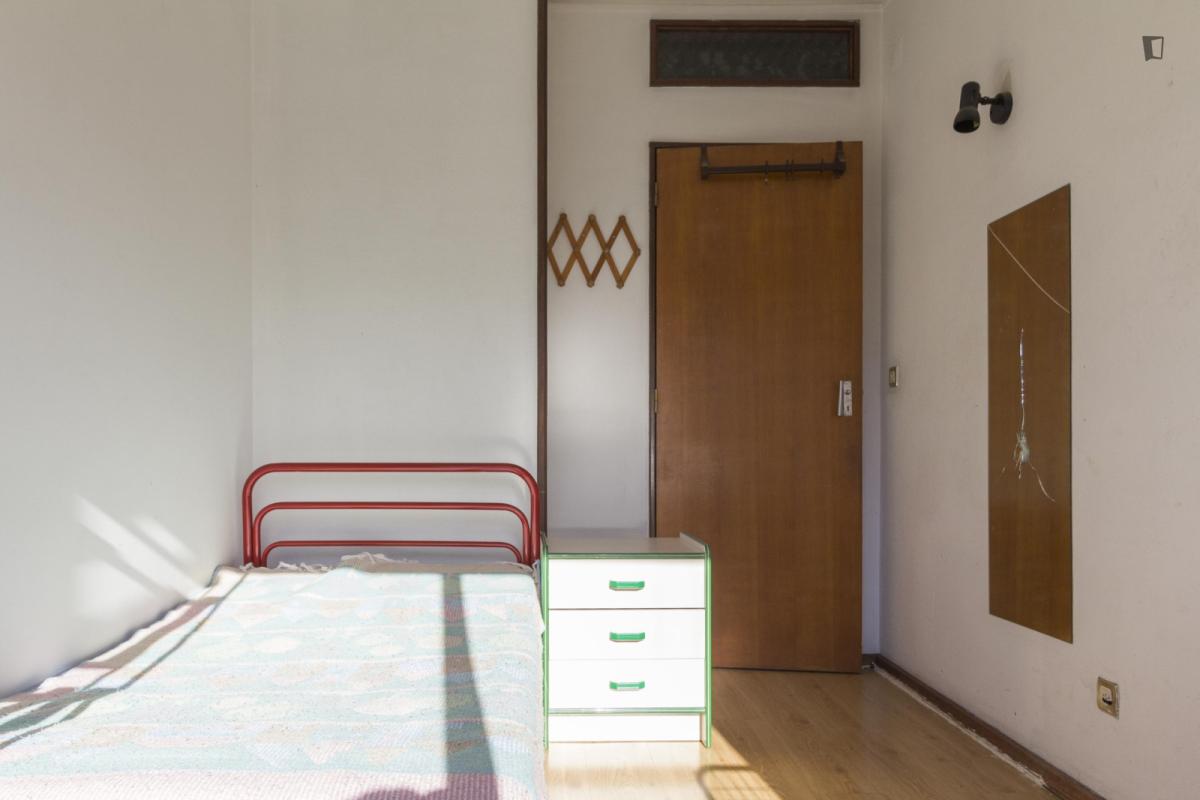 Nice Bedroom Not Too Far From FLUC - 19