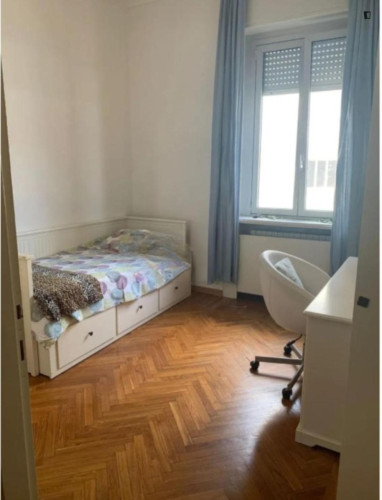Single bedroom, in 5-bedroom apartment