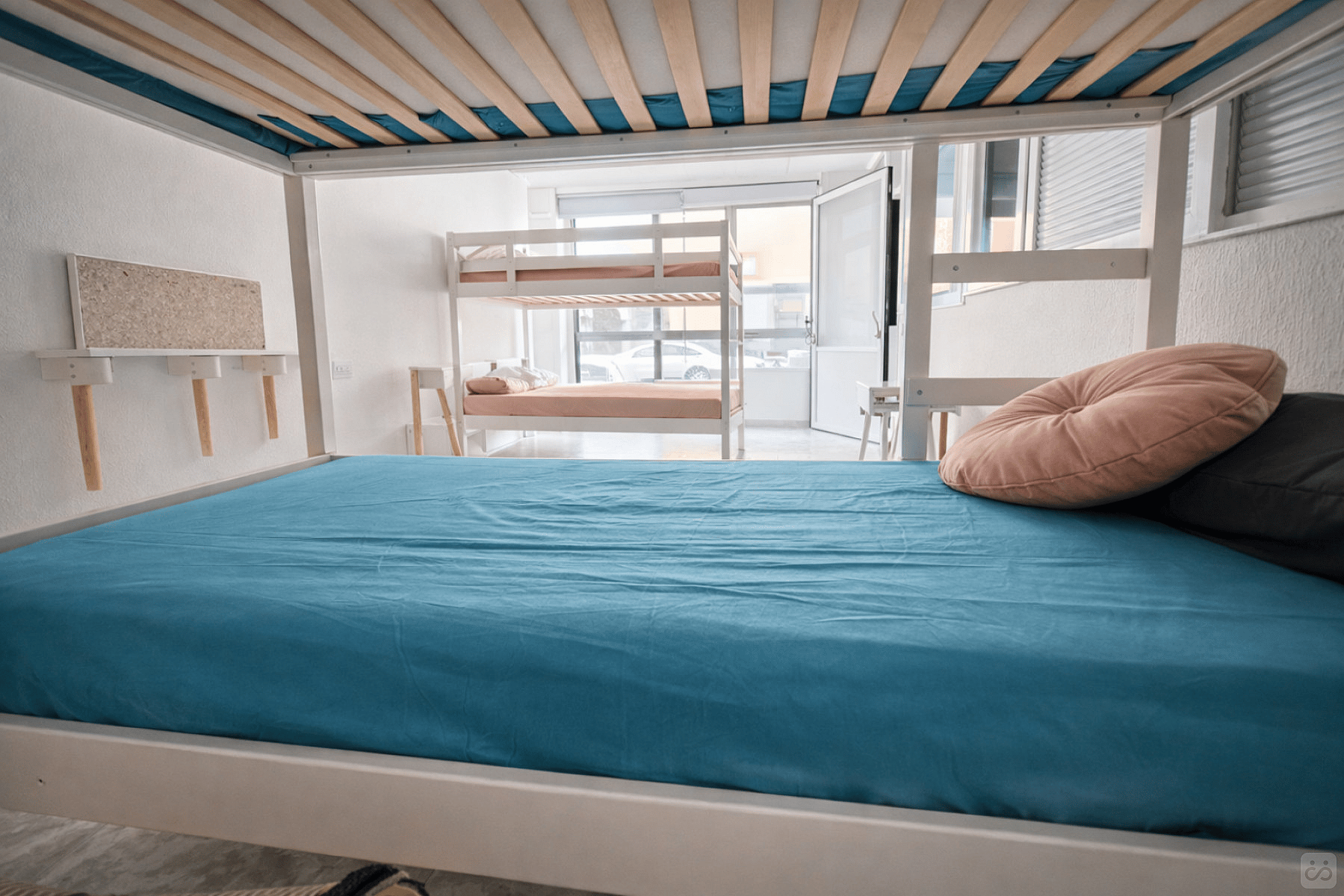 Bed In A 8-Bed Mixed Gender Room - 11