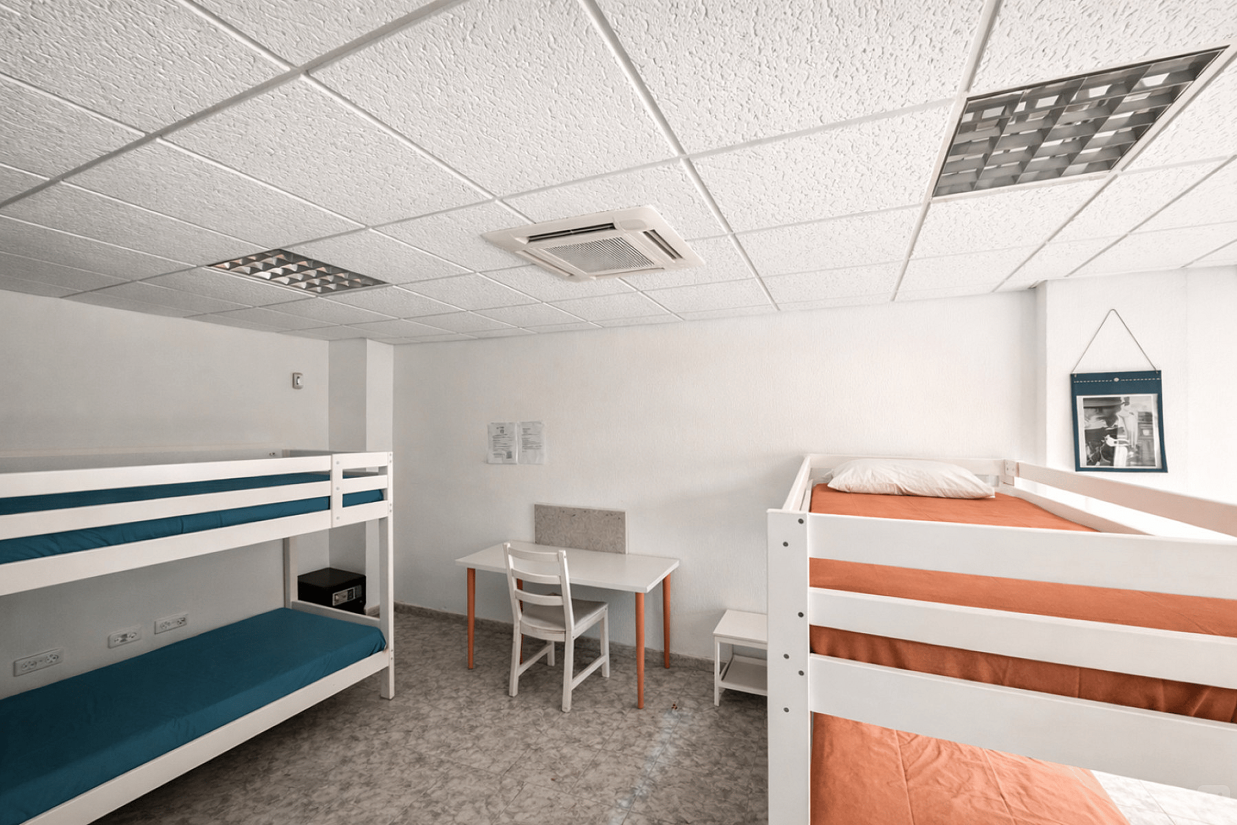 Bed In A 8-Bed Mixed Gender Room - 19