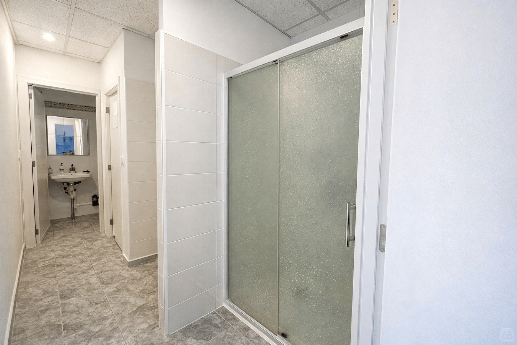Bed In A 8-Bed Mixed Gender Room - 9
