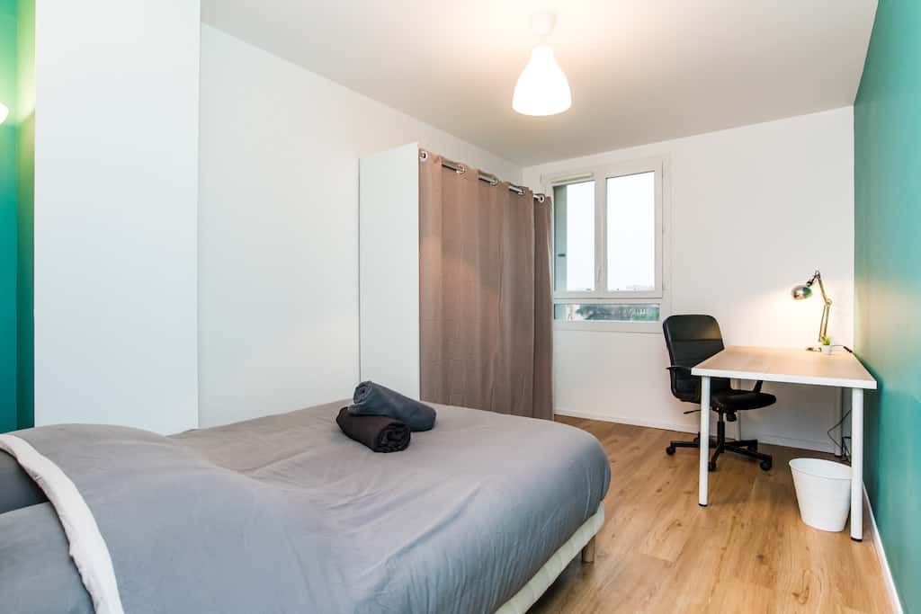 Room In Place Du Morvan, Toulouse For 80 M² With 4 Bedrooms - 1