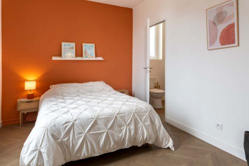 Room in Rue des Roses, Bron for 356 m² with 15 bedrooms - Gallery - 2