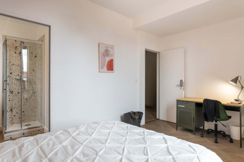 Room in Rue des Roses, Bron for 356 m² with 15 bedrooms - Gallery - 3