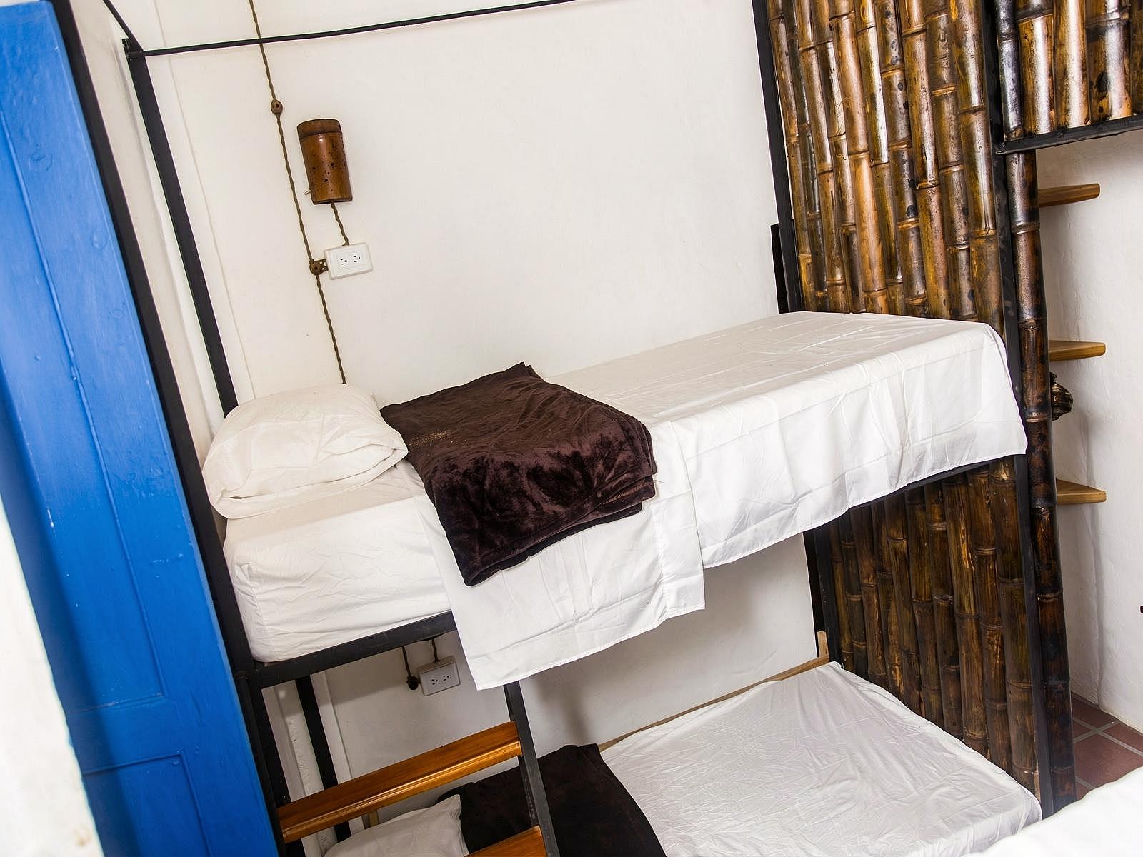  Bed In A 6-Bed Mixed Gender Room  -  Stunning Countryside House w/ Coworking + Yoga Studio  - Gallery -  2