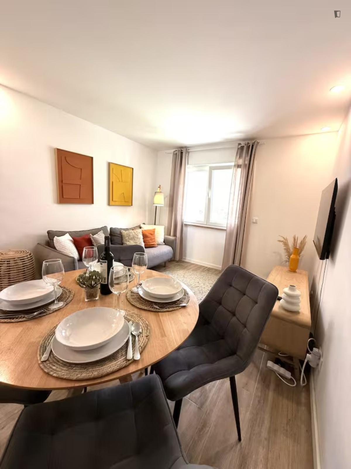 Irresistible 2 Bedroom Apartment Close To Parede Train Station - 11