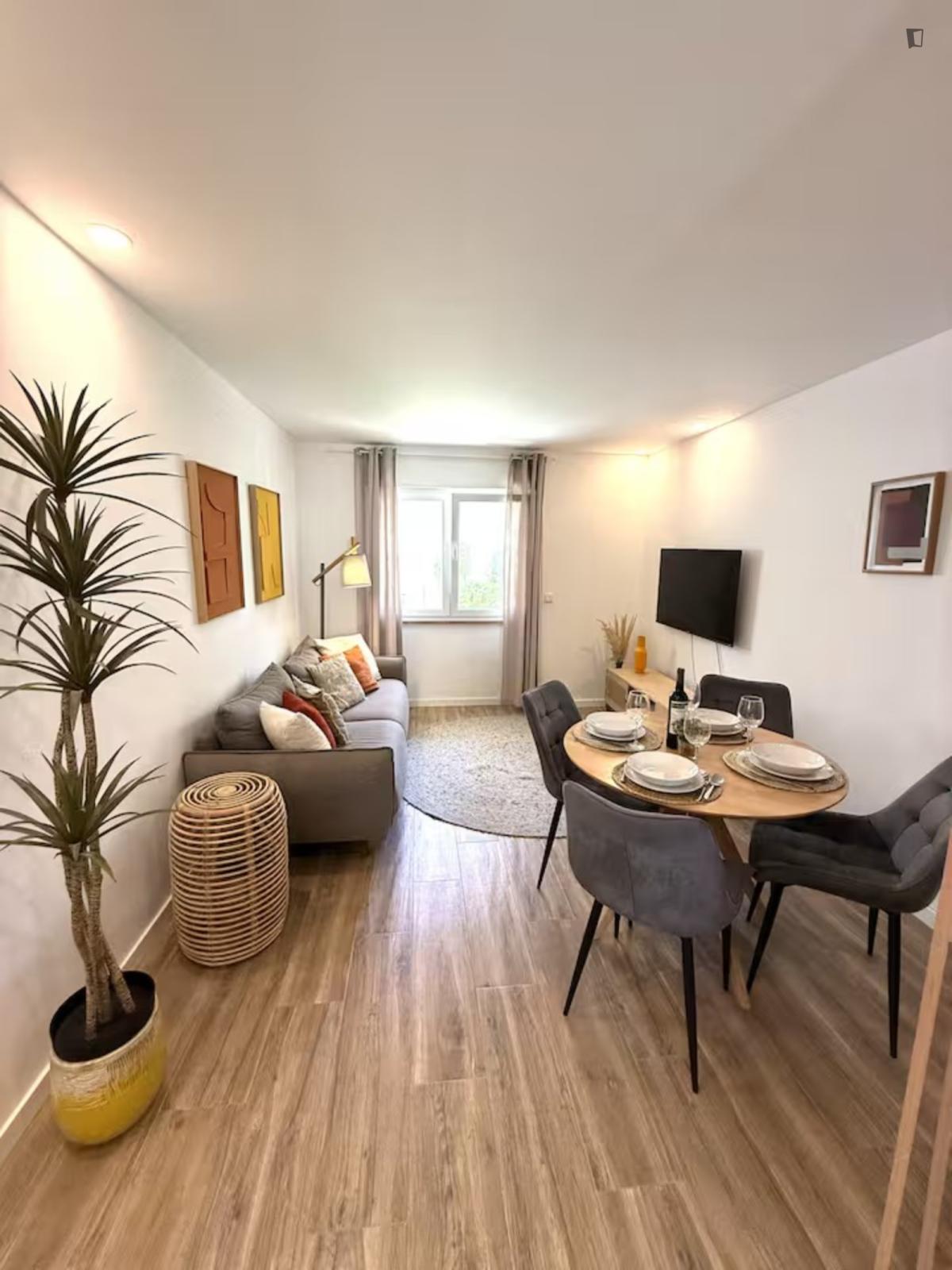 Irresistible 2 Bedroom Apartment Close To Parede Train Station - 12