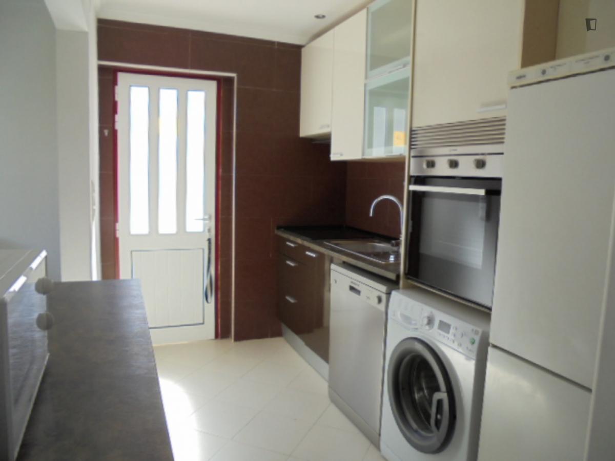 Homely Single Bedroom In Sunny Costa Da Caparica - 9