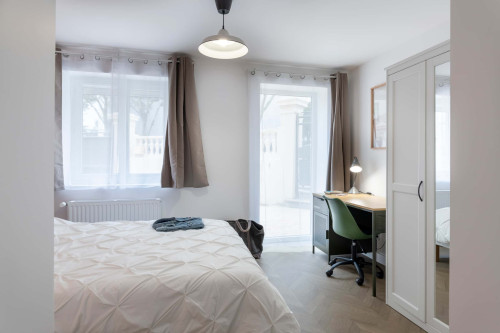 Room in Rue des Roses, Bron for 356 m² with 15 bedrooms - Gallery - 4