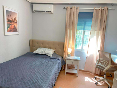 Room in Carrer Economista German Bernacer, Alacant for 86 m² with 5 bedrooms