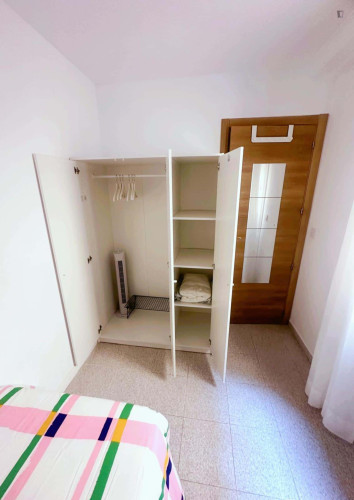 Room in Carrer Garbinet, Alacant for 110 m² with 8 bedrooms - Gallery - 2