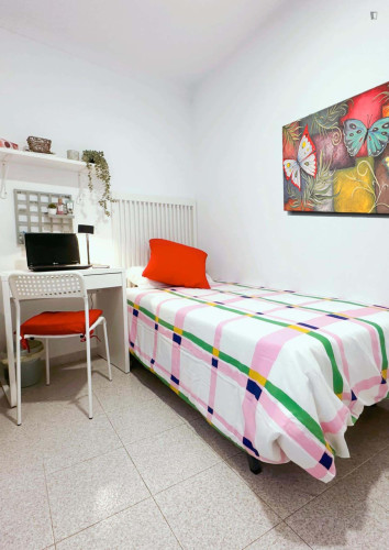 Room in Carrer Garbinet, Alacant for 110 m² with 8 bedrooms - Gallery - 6