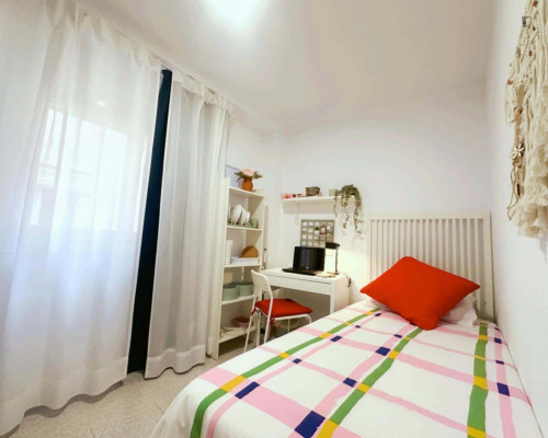 Room in Carrer Garbinet, Alacant for 110 m² with 8 bedrooms - Gallery - 3