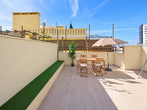 Renovated studio with private bathroom and balcony in Areeiro close to IST
