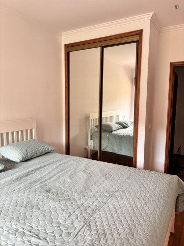 Profound Double Bedroom with a balcony close to Massamá-Barcarena Train Station - Gallery - 3