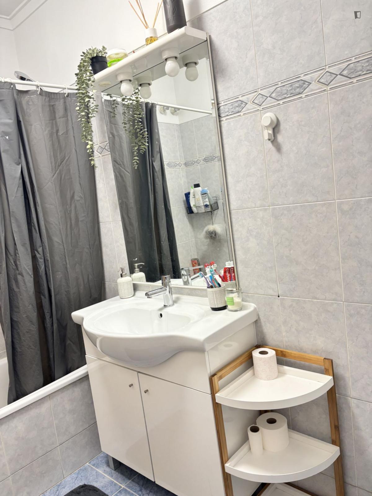 Profound Double Bedroom With A Balcony Close To Massamá-Barcarena Train Station - 2
